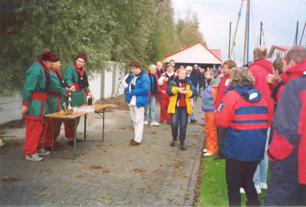 Plebs treed de Nysa binnen, foto Ton Speekenbrink 