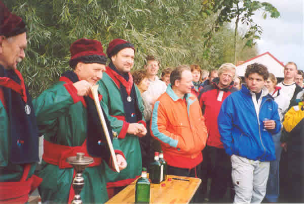 Document dat nu in een Bokmafles onder de boom ligt, foto Ton Speekenbrink