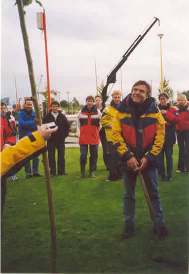 Eric met de boom, foto Ton Speekenbrink